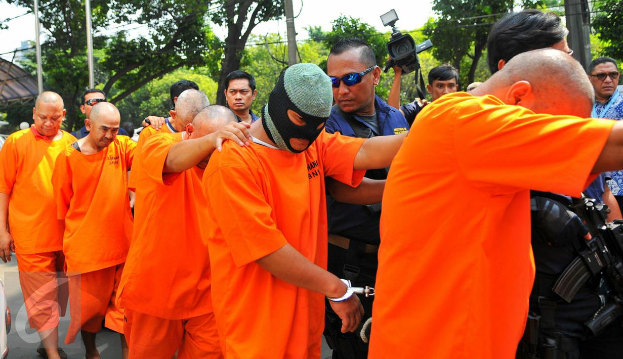 Sejumlah tersangka dihadirkan saat rilis kasus narkoba jaringan internasional di BNN, Jakarta, Jumat (13/5). 54 kg sabu dan 40 ribu butir pil ekstasi yang disita dari jaringan internasional itu disimpan di ban serep mobil. (Liputan6.com/Yoppy Renato)