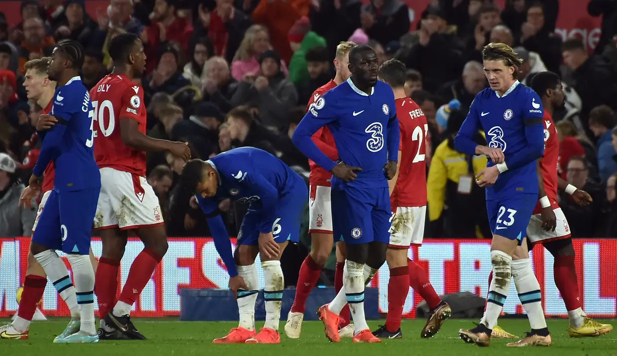 Para pemain Chelsea bereaksi setelah peluit akhir pertandingan sepak bola Liga Inggris melawan Nottingham Forest di City Ground, Nottingham, Inggris, 1 Januari 2023. Pertandingan berakhir imbang dengan skor 1-1. (AP Photo/Rui Vieira)