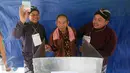 Petugas KPPS membantu lansia mencoblos surat suara di TPS 17 Wukirsari,Cangkringan,Sleman, (9/12). KPUD Kabupaten Sleman menyelengarakan Pemilukada dengan kandidat dua pasang calon bupati dan wakil bupati periode 2015-2020.(Boy Harjanto)