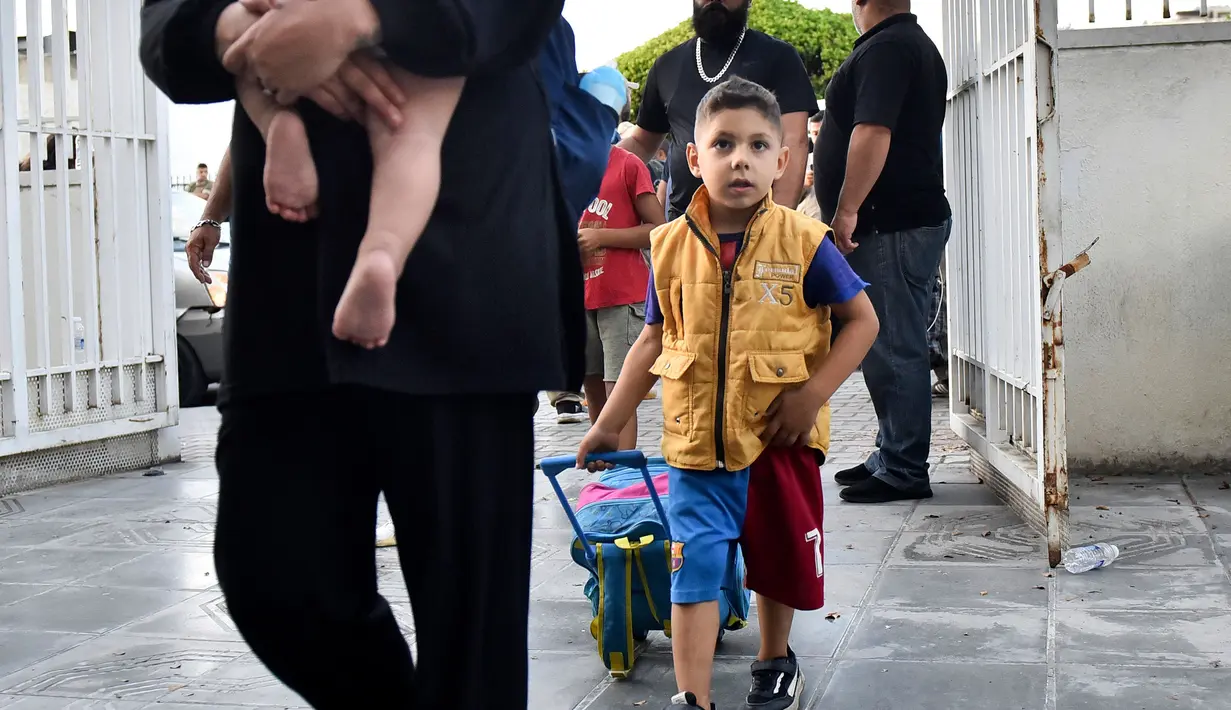 Penjabat Menteri Kesehatan Lebanon, Firas Al-Abiad mengatakan, serangan Israel telah menewaskan ratusan orang, termasuk perempuan, anak-anak termasuk pekerja medis. (FADEL ITANI/AFP)