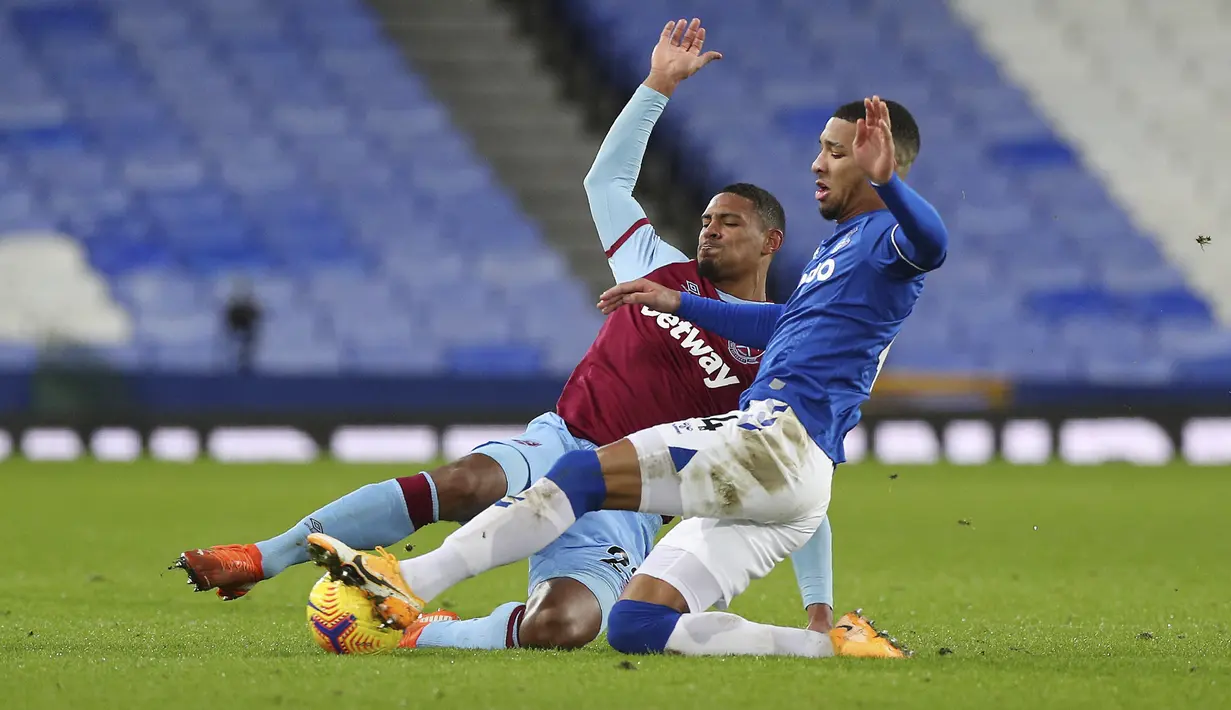 Pemain West Ham, Sebastien Haller, berebut bola dengan pemain Everton Mason Holgate pada pertandingan lanjutan Liga Inggris di Goodison Park, Sabtu (2/1/2021). (Peter Byrne,Pool via AP)