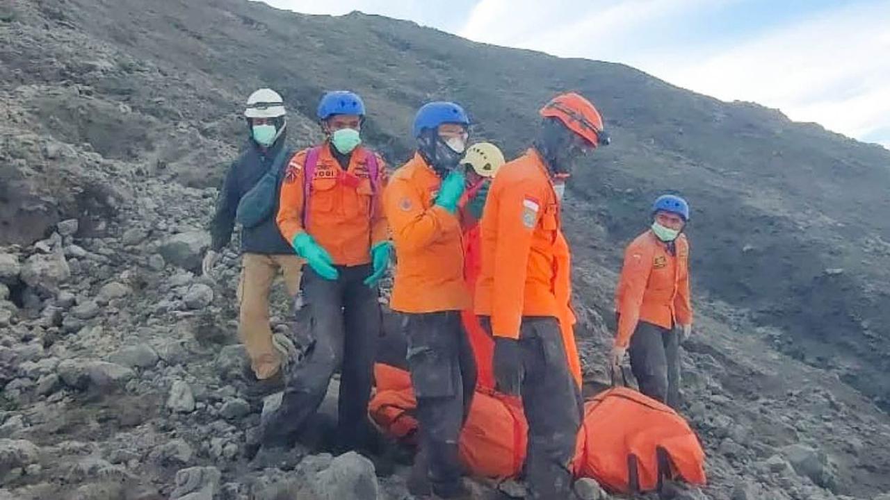 Kemudian, kata dia, tim kedua juga sedang evakuasi 10 orang korban lagi.<br>