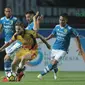 Pemain Mitra Kukar, Danny Guthrie berusaha melewati kepungan para pemain Persib Bandung pada laga Liga 1 Indonesia di GBLA, (8/4/2018). Persib Bandung menang 2-0. (Bola.com/Nick Hanoatubun)