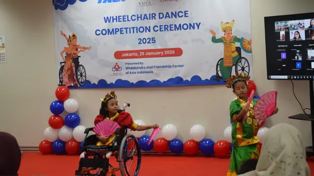 Menari bukanlah aktivitas eksklusif bagi orang tanpa disabilitas. Penyandang disabilitas daksa, dari atas kursi roda pun bisa melakukannya.