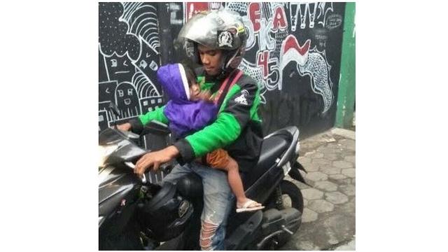Potret Driver Ojek Online Bawa Anak Saat Bekerja Ini Bikin Haru