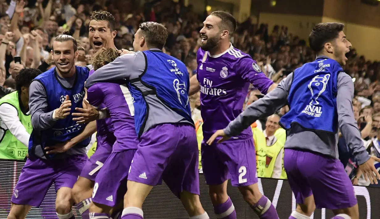 Sejumlah pemain Real Madrid merayakan gol yang dicetak oleh Cristiano Ronaldo ke gawang Juventus pada laga final Liga Champions di Stadion Millennium, Cardiff, Wales, Sabtu, (3/6/2017). Real Madrid menang 4-1. (AFP/Javier Soriano)