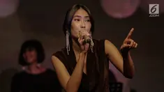 Aksi panggung Alika saat mini showcase dan peluncuran album di Jakarta, Selasa (20/3). Album tersebut bertemakan 'Perfect Moment' yang berisikan single terbaiknya diantaranya Luka, dan Perfect Moment. (Liputan6.com/Faizal Fanani)