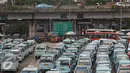 Angkutan umum berjejer parkir di Terminal Kampung Melayu, Jakarta Timur, Senin (29/2/2016). Organda DKI Jakarta menyatakan keberatan dengan penerapan Perda No 5/2014. (Liputan6.com/Immanuel Antonius)