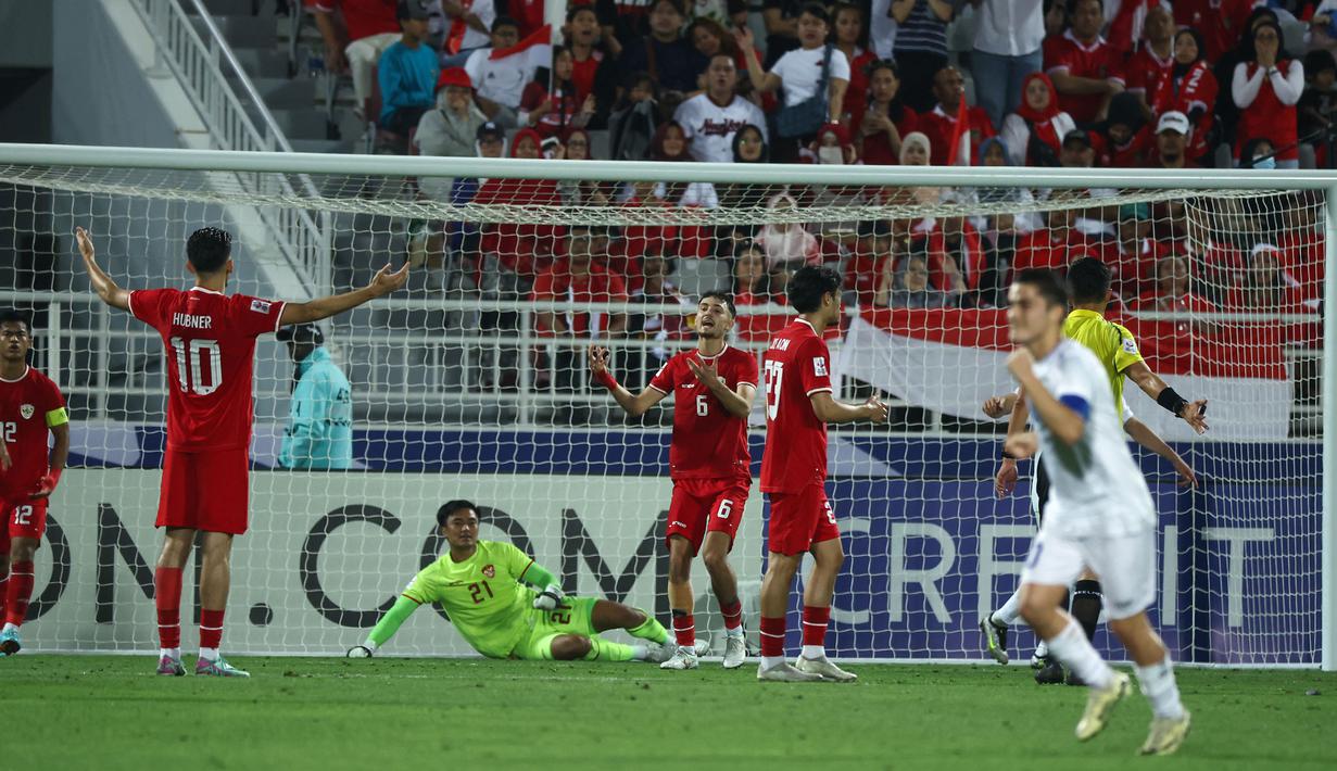 <p>Reaksi kecewa para pemain Timnas Indonesia U-23 setelah kebobolan gol kedua lewat gol bunuh diri Pratama Arhan (kiri) saat menghadapi Uzbekistan U-23 pada laga semifinal Piala Asia U-23 2024 di Abdullah bin Khalifa Stadium, Doha, Qatar, Senin (29/4/2024). (AFP/Karim Jaafar)</p>