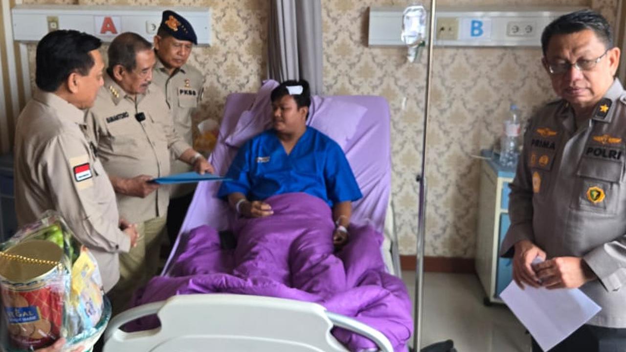 Mantan Kapolri Bimantoro dan Ketua Umum PKBB Imam Sudjarwo Menjenguk Polisi Terluka di RS Polri