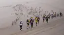 Peserta bersaing pada tahap pertama Half Marathon des Sables di Gurun Ica, Paracas, Peru, Senin (2/12/2019). Half Marathon des Sables berlangsung pada 1-6 Desember 2019. (Martin BUREAU/AFP)