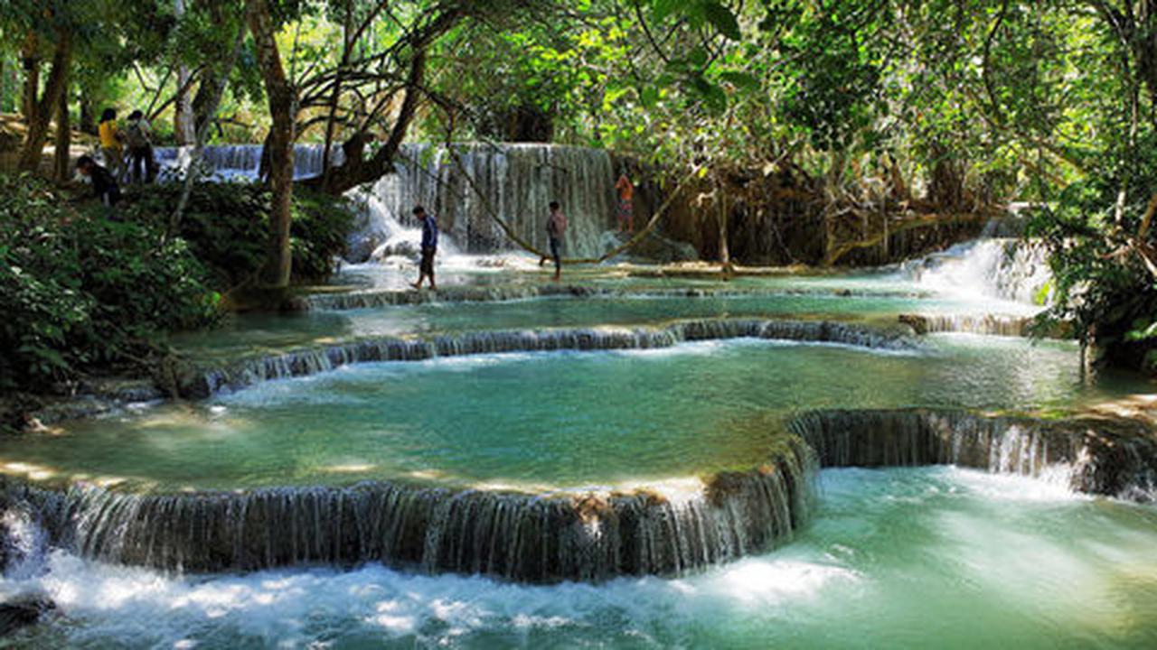 Menikmati hijaunya Kuang Si, air terjun terasering terindah di Laos