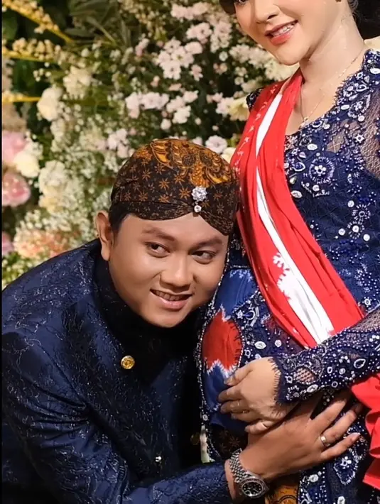 "Cantikkk banget mba bel masyaAllah," tulis inaaa_spy. "Salfok sama selop nya mas denny," tulis suzanalifer. "Sendale kangmas duwut eram," tulis rajata.ashura. "salpok sandale mas deny," tulis ratnawati0599. [Instagram/asrileksono_parasasriofficial]