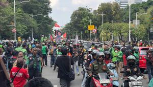 Massa demonstrasi ojek online atau ojol terus berdatangan di Patung Kuda, Monumen Nasional (Monas), Jakarta. (Liputan6.com/Nanda Perdana Putra).