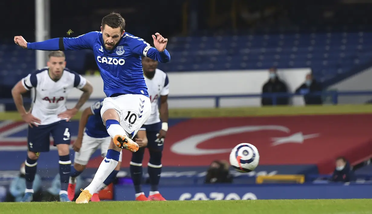 Gelandang Everton, Gylfi Sigurdsson melakukan eksekusi penalti yang berbuah gol pertama timnya ke gawang Tottenham Hotspur dalam laga lanjutan Liga Inggris 2020/2021 pekan ke-32 di Goodison park, Liverpool, Jumat (16/4/2021). Everton bermain imbang 2-2 dengan Tottenham. (AP/Peter Powell/Pool)