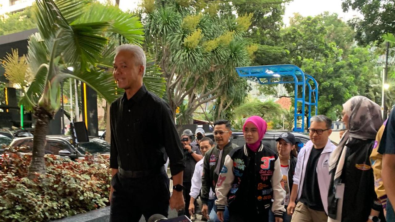"Di sana kendaraan bisa parkir di samping stadion diponegoro bisa di Jalan MT Haryono, Jalan Dr Cipto, Jalan Kompol Maksum dan Masjid Agung Jawa Tengah itu nampung banyak kendaraan bus," jelasnya.