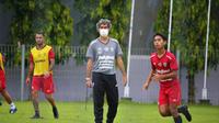 Pelatih Bali United, Stefano Cugurra, saat memimpin sesi latihan di Lapangan Banteng Seminyak pada Sabtu sore (28/1/2023). (Bola.com/Maheswara Putra)