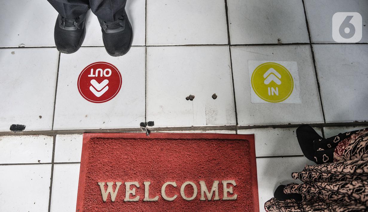 Rambu keluar masuk kelas saat Simulasi Persiapan Kelas Hybrid dalam Pembelajaran Jarak Jauh di SMPN 255, Jakarta, Selasa (30/3/2021). Simulasi kegiatan belajar mengajar (KBM) dengan model kelas Hybrid digelar terkait rencana sekolah tatap muka di awal tahun ajaran baru. (merdeka.com/Iqbal S Nugroho)