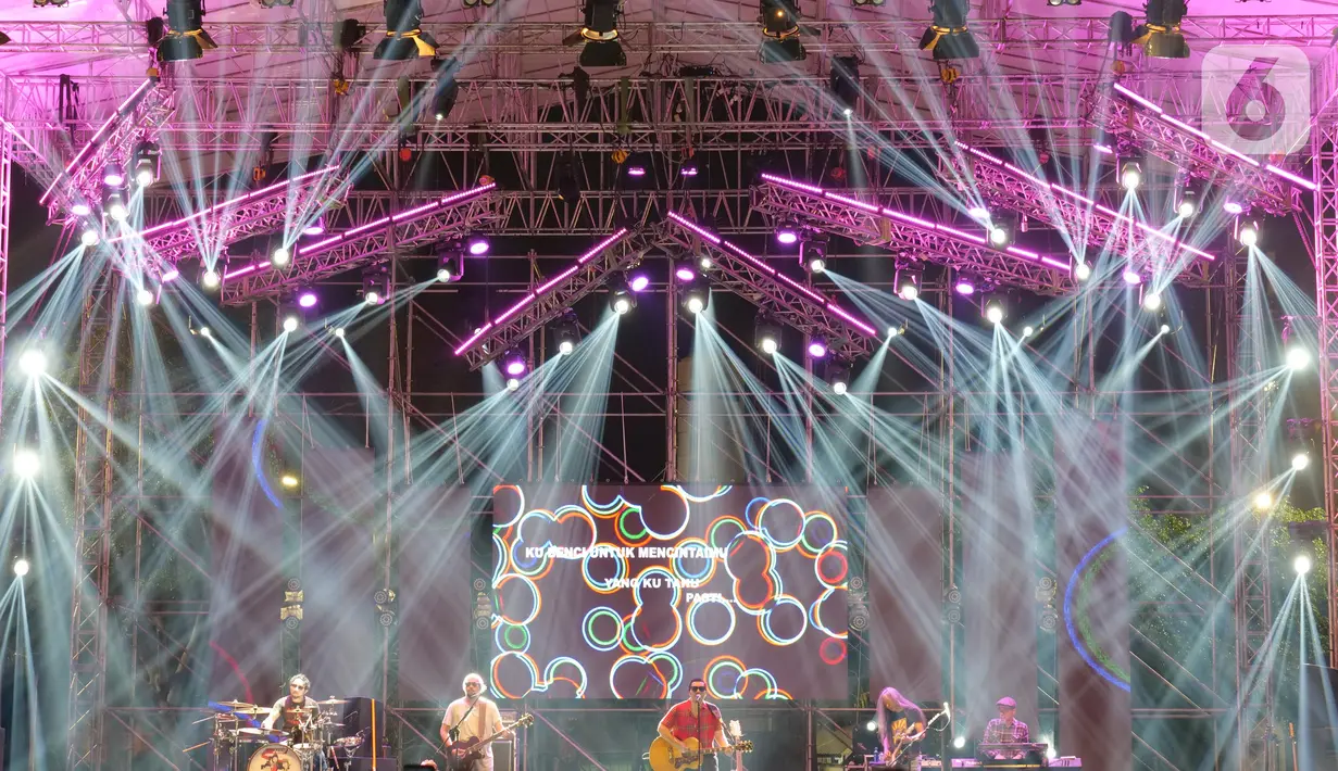 Kelompok musik Naif beraksi dalam acara The 90's Festival di Jakarta, Sabtu (23/11/2019). Naif tampil memukau di depan penggemarnya dengan membawakan hitsnya seperti Mobil Balap, Karena Kau Cuma Satu, Benci Untuk Mencinta dan Pusaka Sejuta Umat Manusia di Dunia. (Liputan6.com/Herman Zakharia)