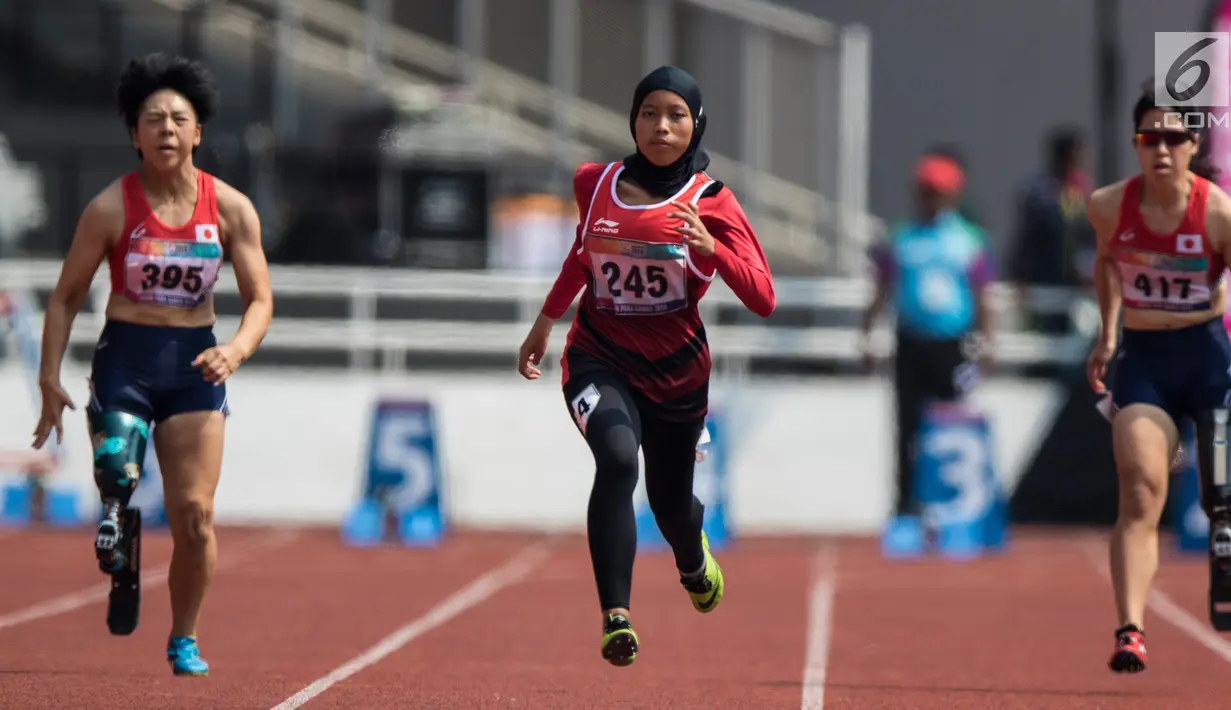 Pelari Indonesia, Tiarani Karisma Evi beradu cepat pada final Asian Para Games cabang atletik nomor lari 100 meter T42 / T63 di SUGBK, Jakarta, Rabu (10/10). Evi mengalahkan dua atlet Jepang, Maekawa Kaede dan Tozawa Tomomi. (Bola.com/Vitalis Yogi Trisna)