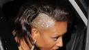Mel B pun pernah mencukur sebagian rambutnya dan membiarkan sebagian yang lain panjjang terurai. (ALAN CHAPMAN/REX/SHUTTERSTOCK/HollywoodLife)