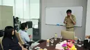 Wakil Gubernur DKI Jakarta, Djarot Saiful Hidayat (berdiri) berbincang dengan awak redaksi Liputan6.com di Kawasan Senayan, Jakarta, (17/3/2015). Kedatangan Djarot untuk berdiskusi tentang beragam permasalahan ibukota. (Liputan6.com/Helmi Fithriansyah) 
