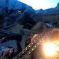 Orang-orang mencari di puing hotel yang rusak setelah gempa bumi di Durres,  Albania barat, Selasa (26/11/2019). Gempa bumi bermagnitudo 6,4 mengguncang Albania, Selasa dini hari yang menyebabkan beberapa bangunan dan gedung permukiman runtuh. (AP Photo)
