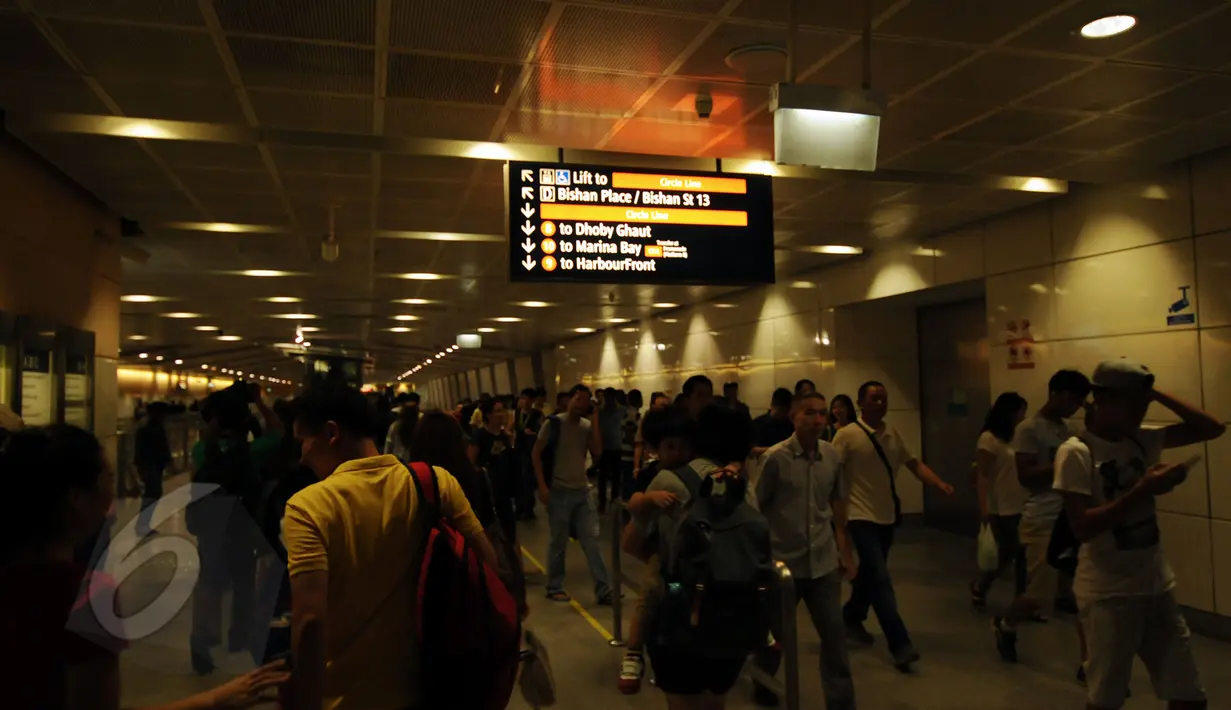 Suasana salah satu lorong terminal MRT di Singapura, Minggu (31/5/2015). Bagian pertama dari MRT ini, antara Stasiun Yio Chu Kang dan Stasiun Toa Payoh, dibuka pada 1987. (Liputan6.com/Helmi Fithriansyah)