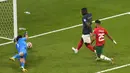 Penyerang Prancis, Randal Kolo Muani saat mencetak gol kedua timnya ke gawang Maroko selama pertandingan semifinal Piala Dunia 2022 di Maroko di Stadion Al Bayt di Al Khor, Qatar, Kamis (15/12/2022). Prancis menang atas Maroko dengan skor 2-0.  (AP Photo/Thanassis Stavrakis)