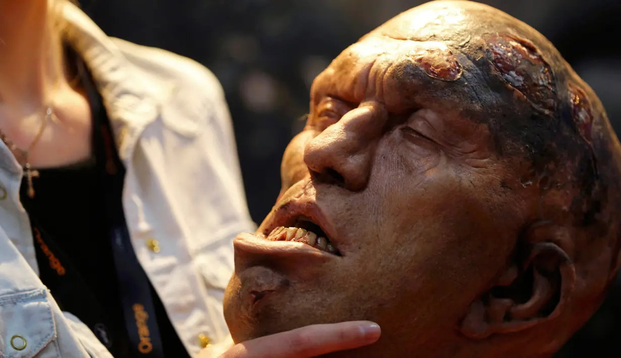 Pekerja dari produksi Makinarium yang bekerja dibagian efek visual khusus untuk film menampilkan sebuah topeng lateks di Festival Palace, Cannes , Prancis , 14 Mei 2016. Topeng ini nantinya akan dipakai dalam film horor.( REUTERS / Regis Duvignau) 