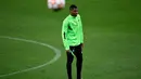 Bek Inter Milan, Denzel Dumfries saat mengikuti sesi latihan di Madrid (6/12/2021). Saat ini Inter berada di posisi kedua dengan torehan 10 poin sedangkan Real Madrid berada di puncak klasemen Grup D Liga Champions dengan mengoleksi 12 poin dari lima pertandingan. (AFP/Pierre-Philippe Marcou)