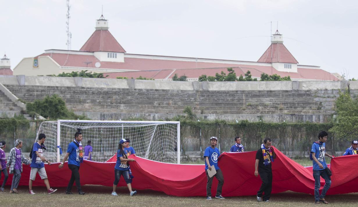 Bendera merah putih raksasa yang bertajuk One Soul One Nation tersebut merupakan proyek gagasan Aremania dan dibuat oleh seluruh suporter di Indonesia. (Bola.com/Vitalis Yogi Trisna)