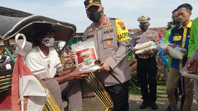 Polres Demak membagikan sembako untuk masyarakat terdampak kenaikan BBM. (Foto: Liputan6.com/Kusfitria Marstyasih)
