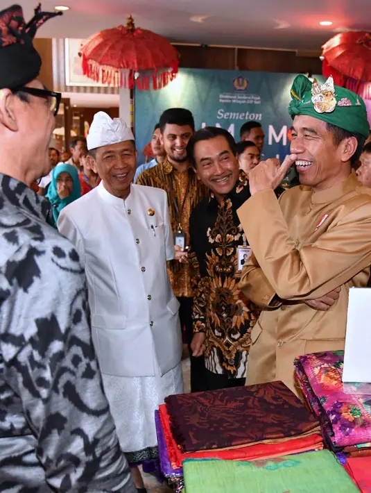 Presiden Jokowi berbincang dengan pelaku produk UMKM dalam kunjungan kerjanya di Sanur, Bali, Sabtu (23/6). Kunjungan kerja ini untuk meyosialisasikan aturan baru terkait dengan Usaha Mikro Kecil dan Menengah (UMKM). (Liputan6.com/Pool/Biro Pers Setpres)