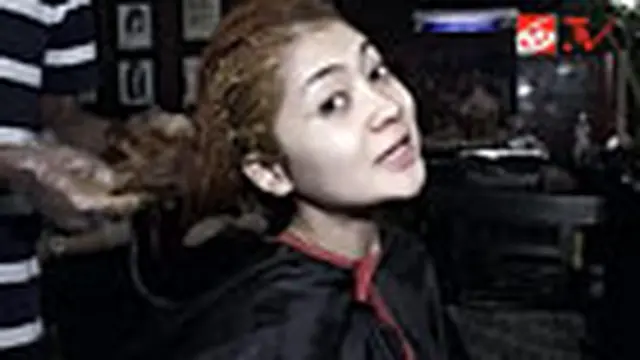 Indah Dewi Pertiwi "Merahin" Rambut