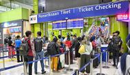Suasana pemeriksaan tiket kereta api di Stasiun Gambir Jakarta Pusat. (Dok Kementerian Perhubungan)