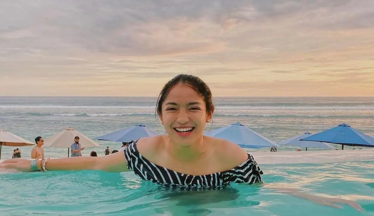 Prestasi dan kecantikan parasnya pun membuat dia banjir ucapan selamat dan pujian di akun Instagramnya, @dindasabilajh. (Instagram@dindasabilajh).