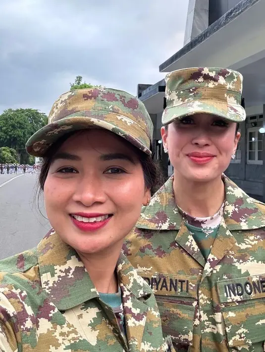 Sementara Ni Luh Puspa tak kalah memesona dipulas lipstik pink dengan hint fuschia yang deep. widi.wardhana