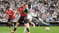Bek Manchester United asal Inggris #23, Luke Shaw, dan penyerang Tottenham Hotspur asal Senegal #29, Pape Matar Sarr, berebut bola dalam pertandingan final Liga Europa UEFA antara Tottenham Hotspur dan Manchester United di Stadion San Mames, Bilbao, pada 22 Mei 2025. (Josep LAGO/AFP)