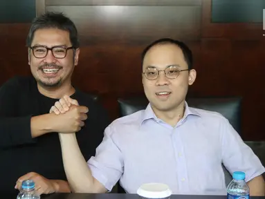 CEO KMK Online Adi Sariaatmadja (kanan) dan CEO KLN Steve Christian bersalaman usai menandatangani Akta Penggabungan (merger) PT Liputan6.com dan PT KLN, Jakarta, Kamis (29/3). Merger ini melahirkan KapanLagi Youniverse. (Liputan6.com/Arya Manggala)