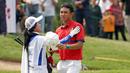 Naraajie Emerald Ramadhan Putra dihibur oleh caddie-nya usai menempati peringkat keempat pada turnamen BRI Indonesia Open 2019 lalu. (Bola.com/Peksi Cahyo)