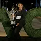 Serena Williams berpose dengan trofi Australia Terbuka 2017, Minggu (29/1/2017). (AP Photo/Aaron Favila)