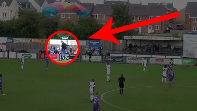 Video pertandingan Salisbury City FC vs Chester City FC liga amatir Inggris terhenti sementara saat penerjun payung nyasar mendarat di tengan pertandingan.