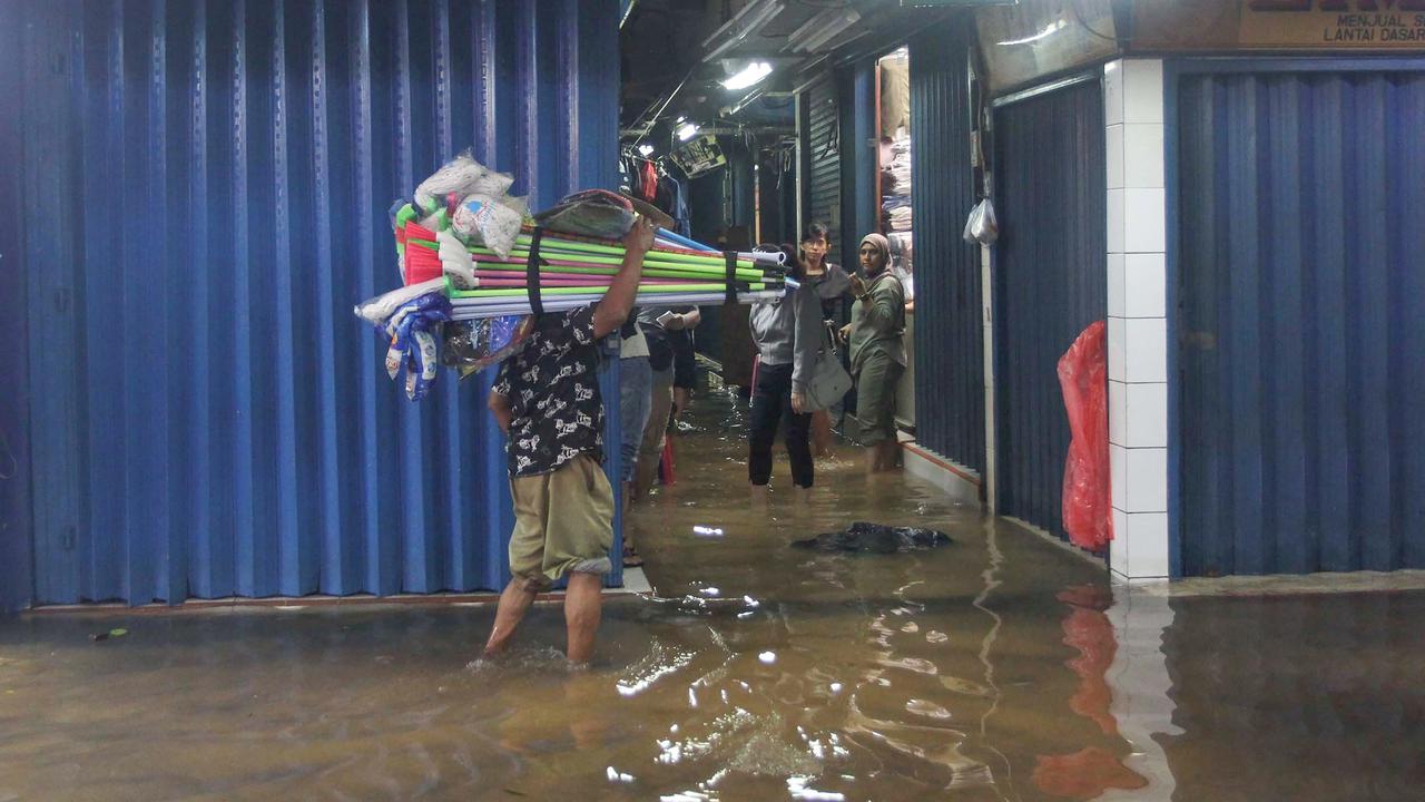 FOTO: Banjir Akibat Hujan Deras Ganggu Aktivitas Perdagangan di Pasar Cipulir