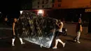 Gempa yang terpusat di 14 km Barat Laut Ibu Kota Nicaragua, Managua, dengan kedalaman yang diperkirakan sekitar 14 km membuat warga harus meninggalkan rumah mereka pada Minggu malam (13/4/2014) waktu setempat. (REUTERS/Jorge Cabrera)
