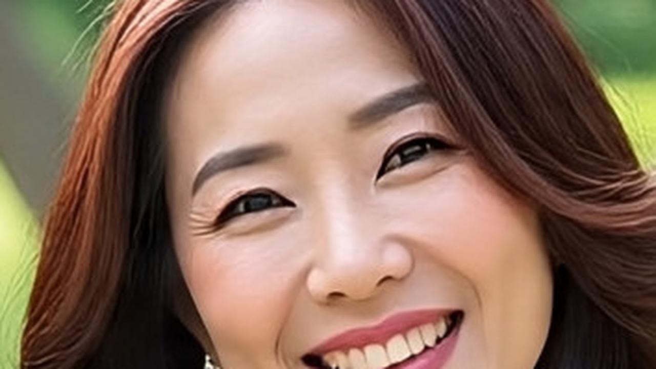 Gaya Rambut Wanita 40-an: Layer Wave Sebahu ala Korea