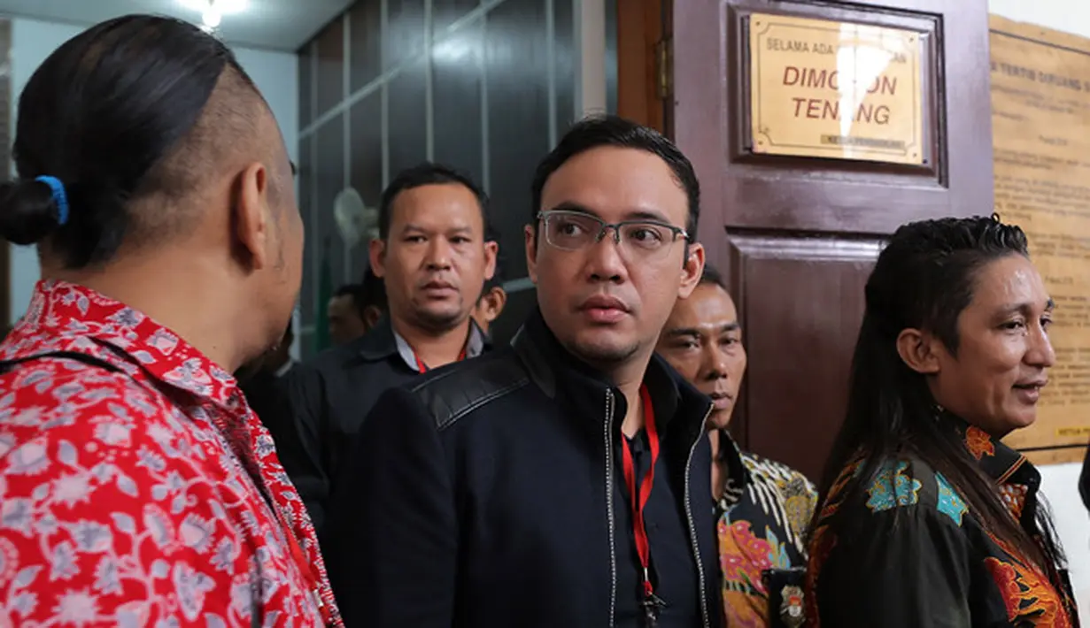 Tessa menghormati saat mantan suaminya berbicara. Ia berusaha diam dan mendengarkan. Tapi saat diberi kesempatan bicara, ia selalu disela oleh Sandy. Hal itu membuatnya emosi. (Deki Prayoga/Bintang.com)