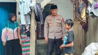Kapolres Cimahi AKBP Aldi Subartono membagikan paket sembako, baju dan sepatu lebaran untuk warga Cimahi. (Istimewa)