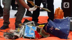 Serpihan pesawat Sriwijaya Air SJ 182 yang dibawa KRI Kurau ditunjukkan di Dermaga JICT 2, Jakarta, Minggu (10/1/2021). Tim SAR Kopaska TNI AL menyerahkan serpihan pesawat Sriwijaya Air SJ 182 yang berhasil dievakuasi ke Basarnas, Kepolisian, dan KNKT. (Liputan6.com/Helmi Fithriansyah)
