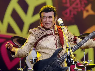 Penampilan Rhoma Irama dan Soneta Grup saat HUT Indosiar ke-23 di Jakarta Convention Center (JCC), Kamis (11/1). HUT Indosiar Bertema “Konser Raya 23 Tahun Indosiar Luar Biasa”. (Liputan6.com/Helmi Fithriansyah)